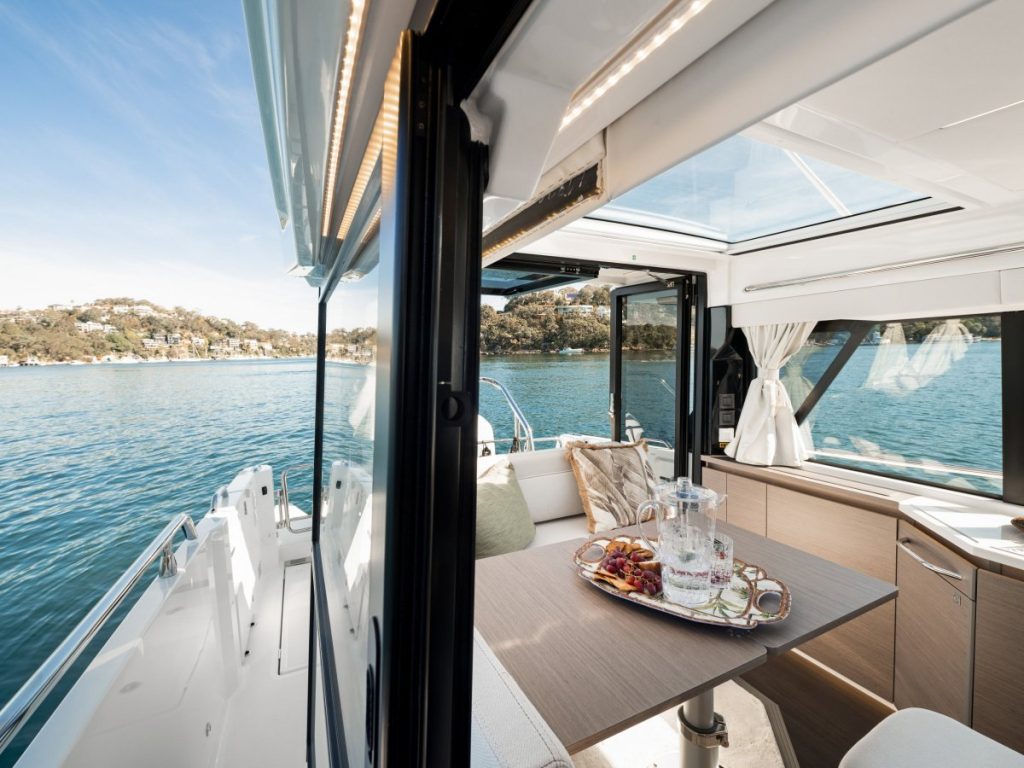 Sui Cruises Wellcraft 355 Commuter at speed on Sydney Harbour